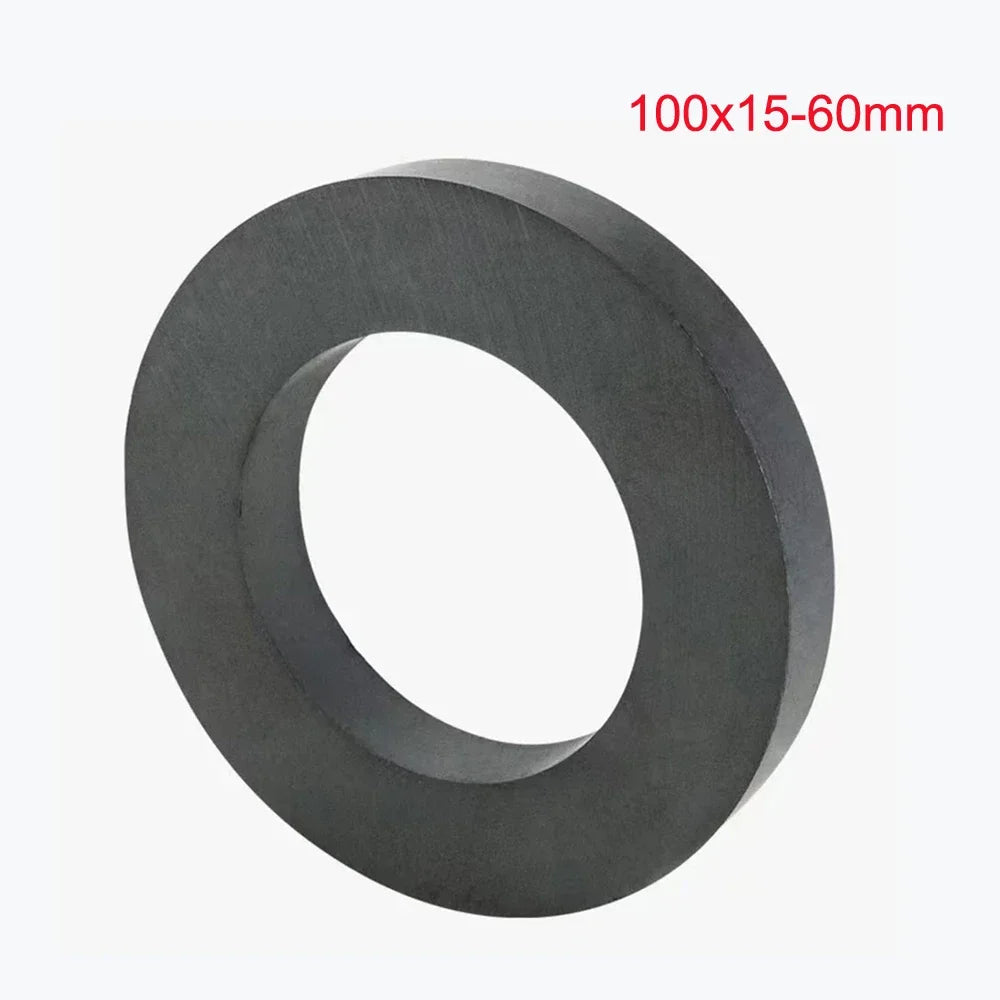 Schwarzer Keramik-Ringmagnet mit einem Außendurchmesser von 100 mm und einer Dicke zwischen 15 und 60 mm.