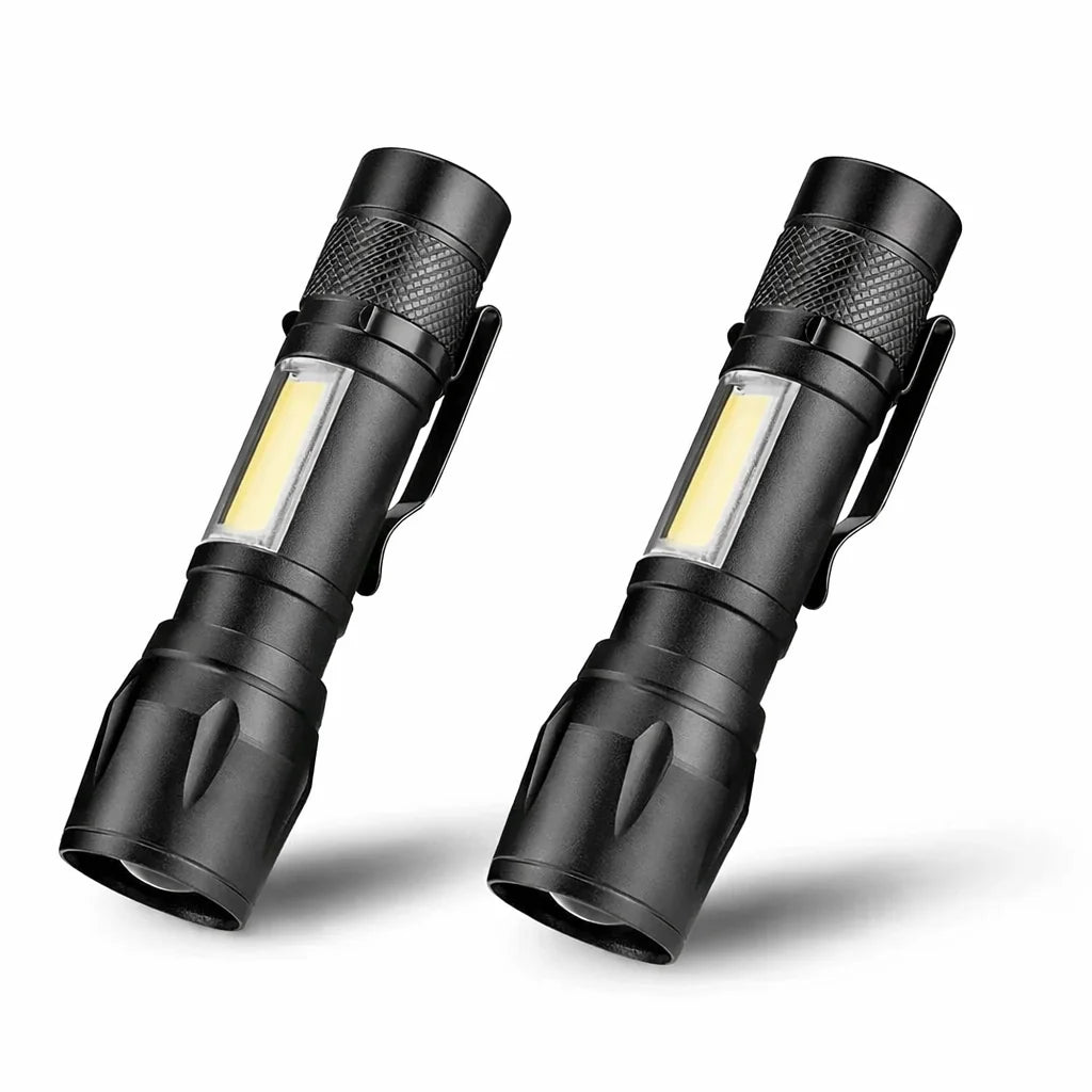 Ein Paar schwarze taktische LED-Taschenlampen mit Zoomfunktion vor weißem Hintergrund.