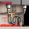 Set aus Edelstahl-Abflussrohren mit flexiblen Schläuchen und Verbindern für Sanitäranwendungen.