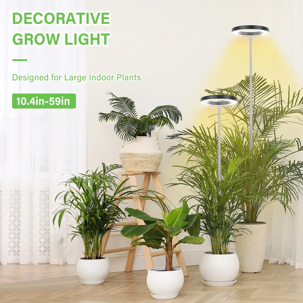 Una luz de crecimiento decorativa con un soporte alto ilumina plantas grandes en una habitación brillante.