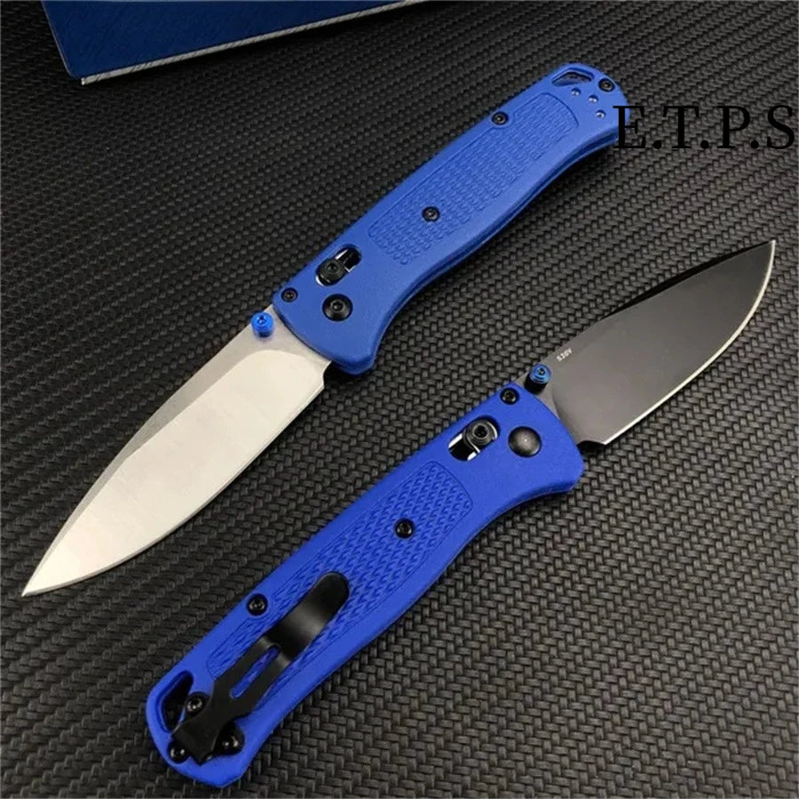 Un couteau de poche pliable bleu avec une lame argentée est montré sur une surface sombre.