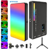 Kit de lumière vidéo RGB avec panneau rectangulaire et accessoires comme un pied et des câbles.