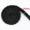 Une boule de fil de couture en coton noir d'une épaisseur de 15mm, montrant sa texture tordue et une extrémité lâche.