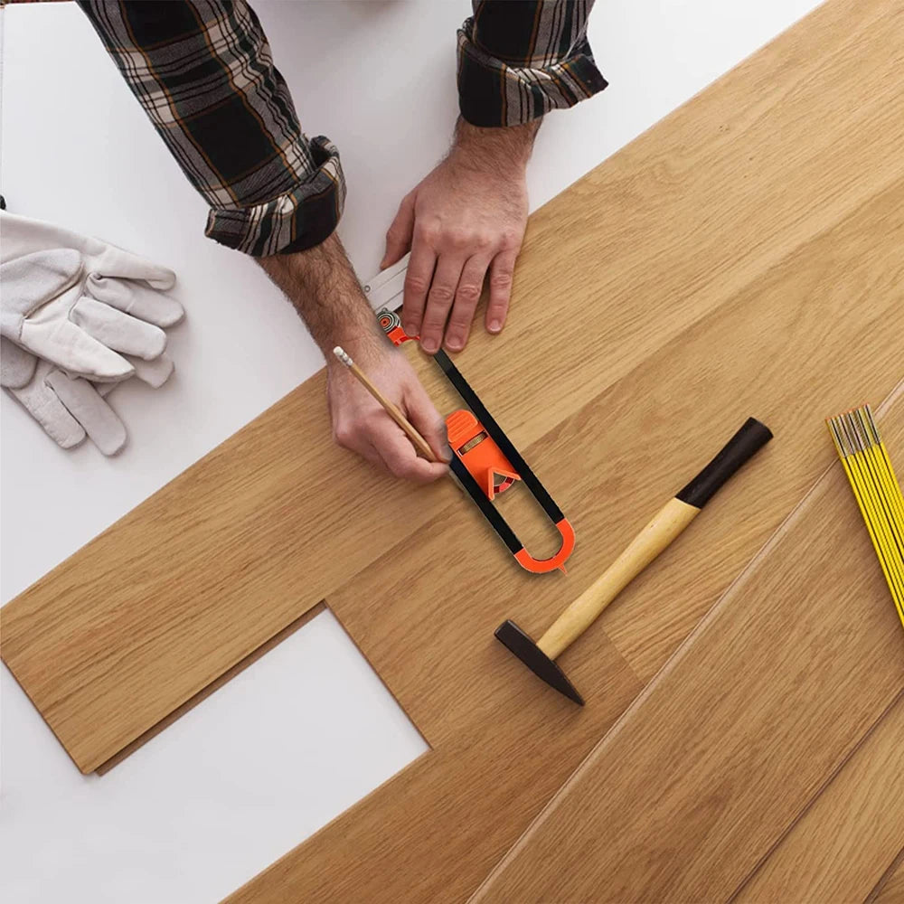 Hände verwenden ein Präzisionsprofilmesser, um Holz auf einer hellbraunen Holzoberfläche zu messen oder zu markieren.
