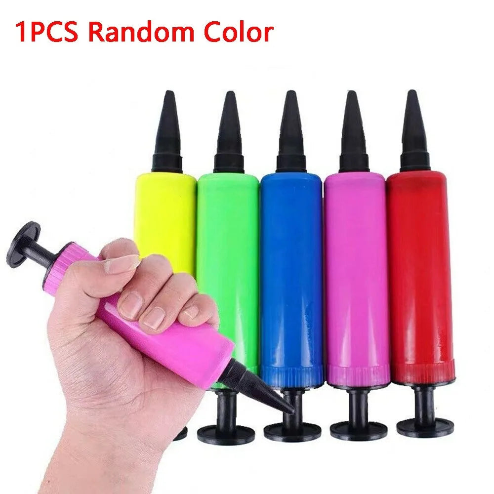 Una mano sostiene una almohada corporal de silicona de un solo color neón con una punta de boquilla.