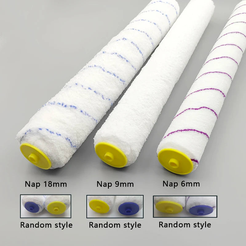 Un juego de tres rodillos de pintura blancos con mangos amarillos y diferentes acabados de pelo.