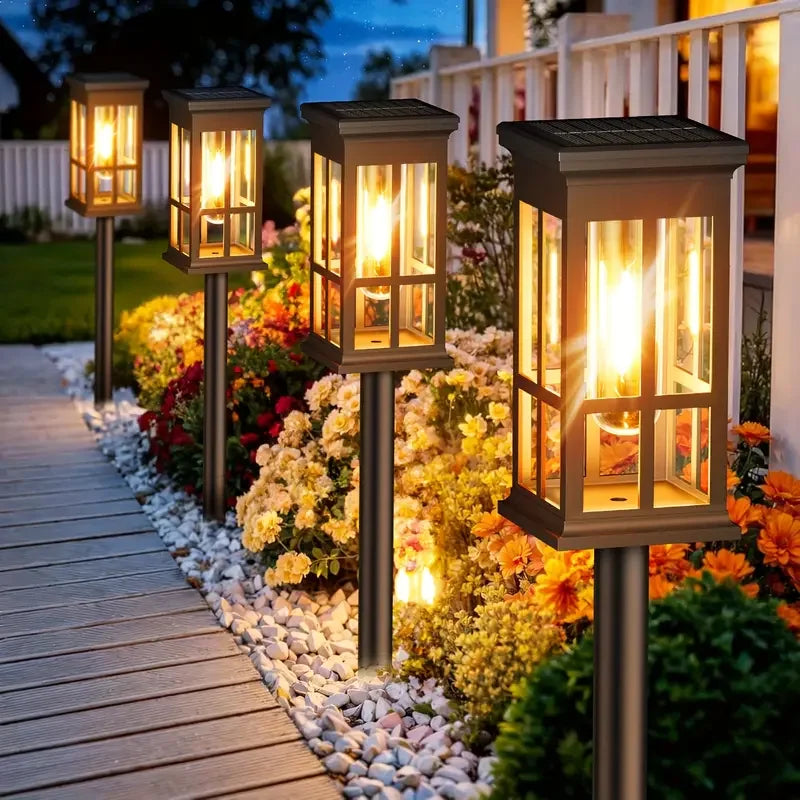 Une rangée de lumières solaires décoratives illuminant une bordure de jardin au crépuscule.