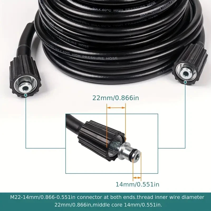 Tuyau de nettoyeur haute pression noir, enroulé et pièce de raccordement montrée.