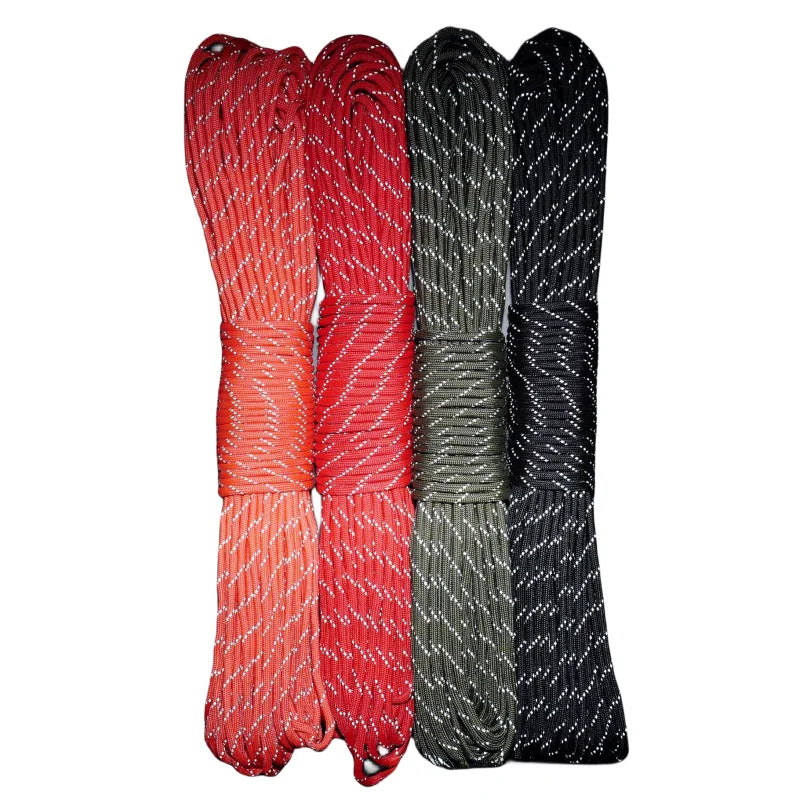Cuatro hebras de cuerda de paracord reflectante de alta resistencia en rojo, verde y negro.
