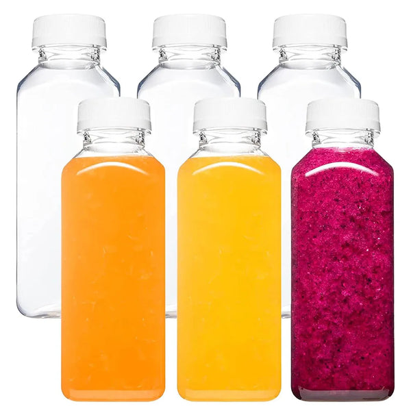Ein Set von sechs wiederverwendbaren Plastik-Saftflaschen, darunter drei mit orangefarbigen und gelben Flüssigkeiten und eine