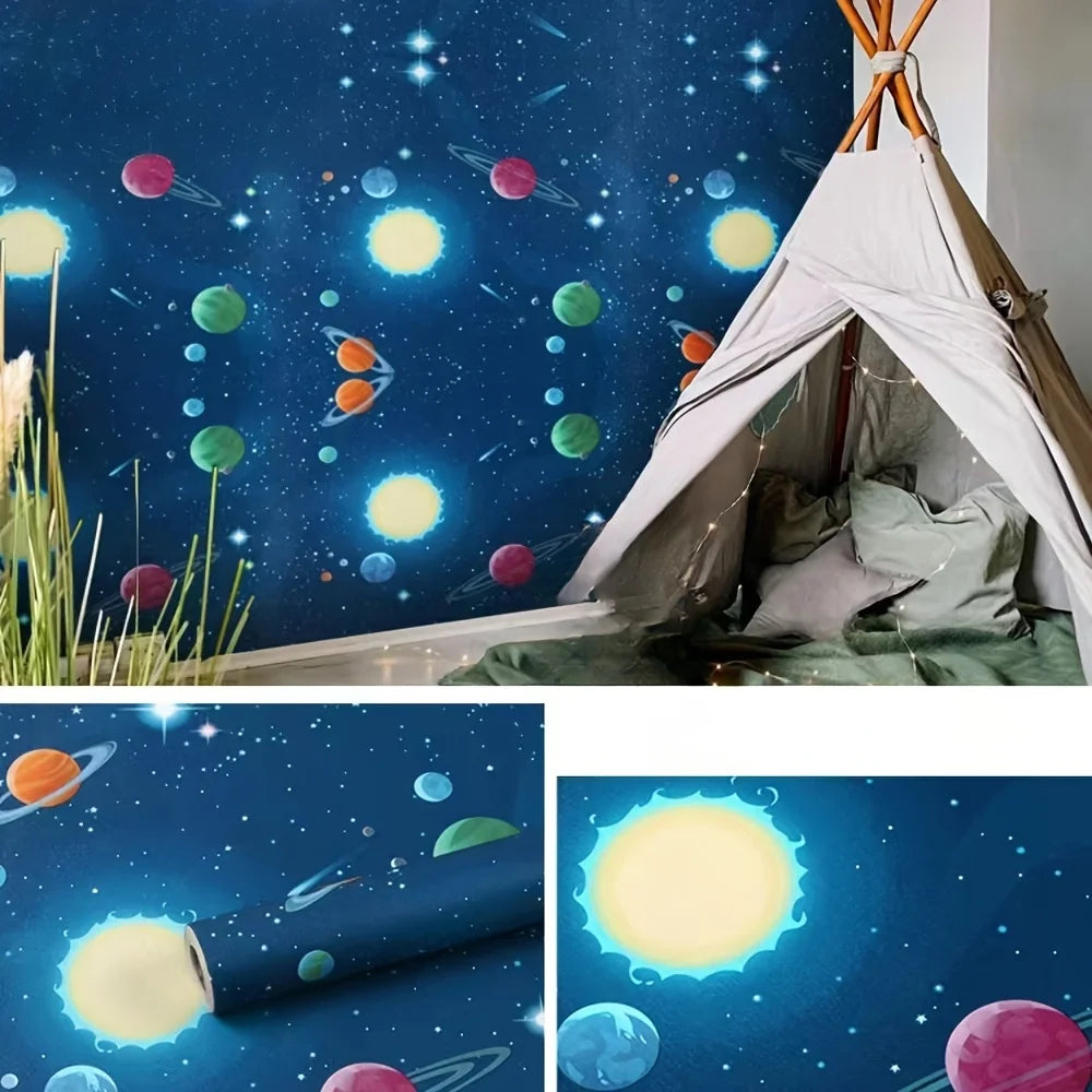 Kontaktwanddekal mit dunklem blauem Sternenunivers-Muster, farbenfrohen Planeten und Nebeln.