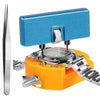 Une pince bleue tenant un boîtier de montre et un kit de réparation avec divers outils.