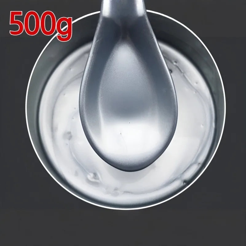 Aplicador o gotero de metal plateado que gotea líquido en un recipiente circular.