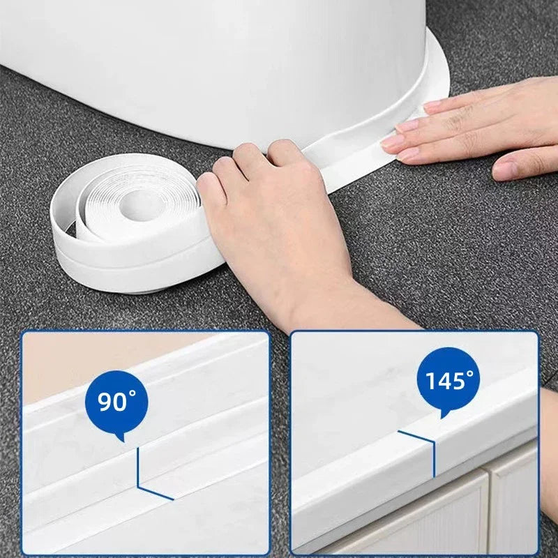 Une main applique du ruban adhésif auto-amalgamant imperméable blanc sur un cadre de fenêtre, démontrant un angle de 90 degré
