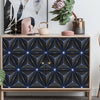 Holzschrank mit schwarzen und blauen geometrischen Vinyl-Wandstickern in dreieckigem Muster.