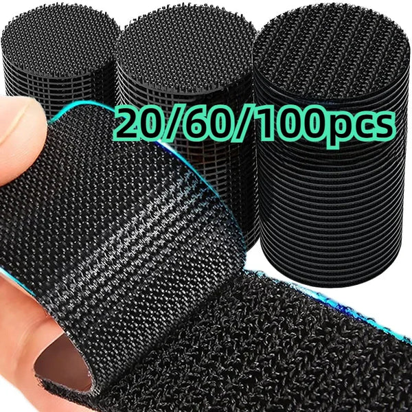 Cinta de velcro autoadhesiva resistente negra en varios tamaños (20/60/100 piezas) sostenida por una mano