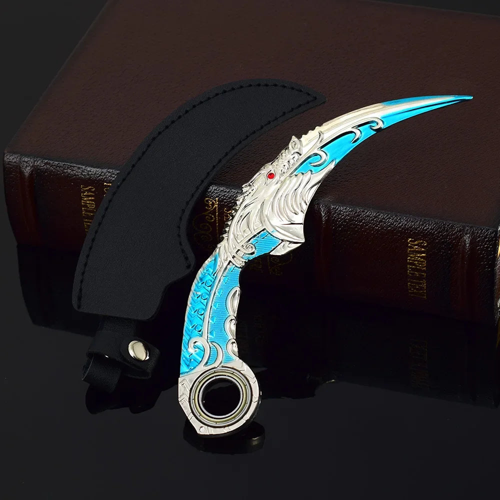 Drachenklaue-Modellmesser mit silberner Klinge und blauen Akzenten auf braunem Leder