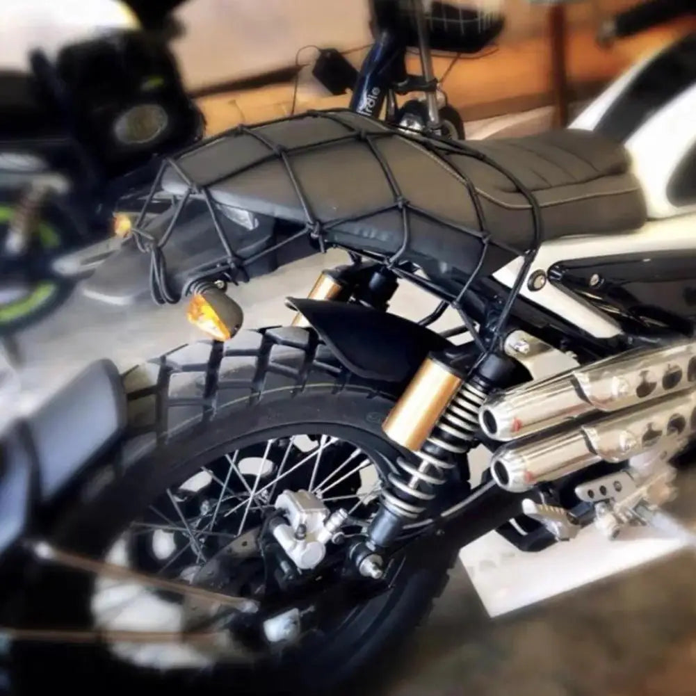 Schwarzes Motorrad mit strapazierfähigem Gepäcknetz-Organizer auf dem Sitz und goldenen Akzenten.