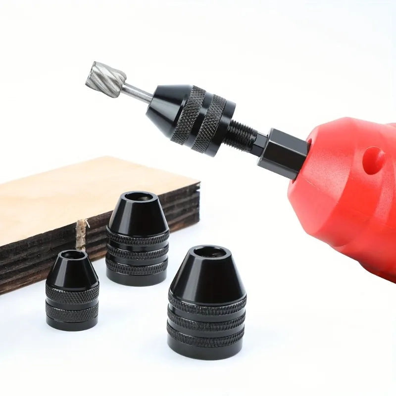 Ein Set aus schwarzen und roten Schnellwechsel-Hex-Schlüssel-Bohrhülsen und ein Bohrer, angebracht an einem Werkzeug.