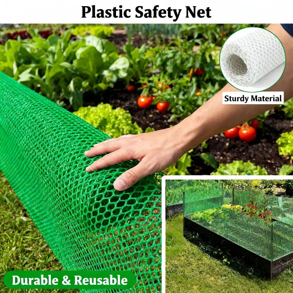 Eine Hand hält ein leuchtend grünes Plastik-Sicherheitsnetz, das seine Stärke und Haltbarkeit in einem Garten zeigt.