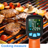 Un thermomètre infrarouge numérique orange mesure la température interne de viande grillée sur un barbecue.