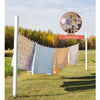 Une corde à linge tendue entre deux poteaux, exposant divers tissus et un insert circulaire montrant des gens l'utilisant