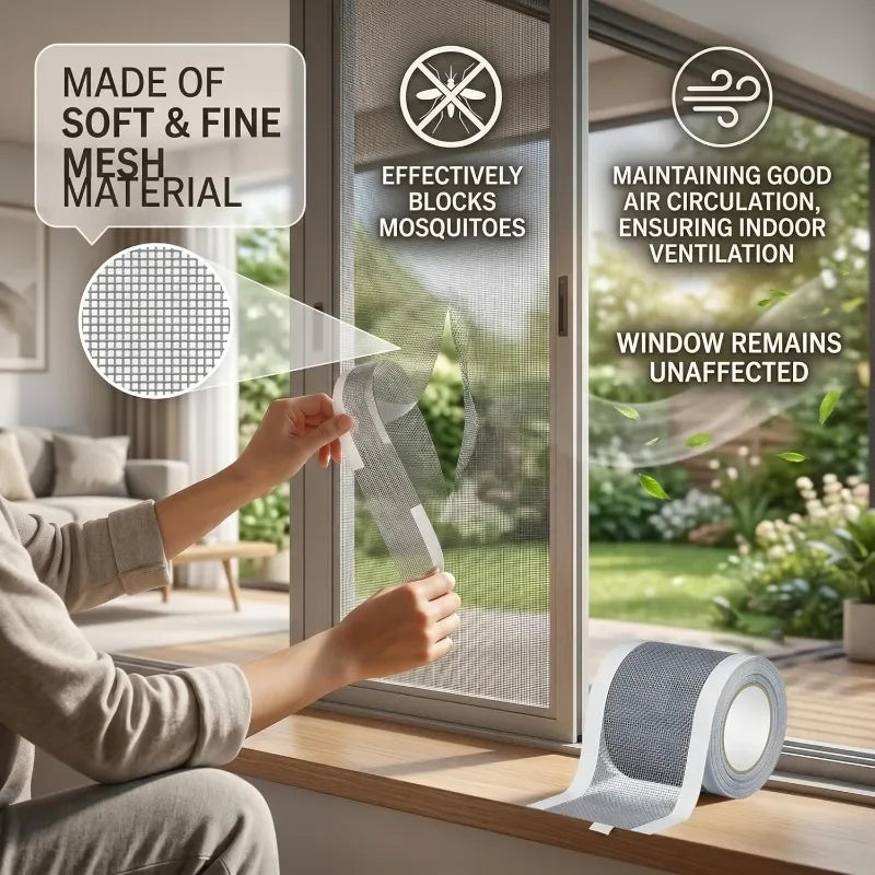 Eine Hand appliziert Reparaturtape für ein Maschendraht-Fenster, um effektiven Mückenschutz zu gewährleisten.