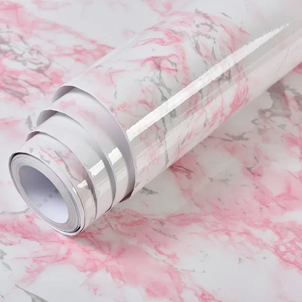Rolle rosa Marmor-Kontaktpapier zum DIY-Dekorieren auf einer Marmoroberfläche
