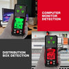 Una mano sostiene un detector de radiación EMF portátil negro con pantalla LED que muestra 0.147 e indicador verde.