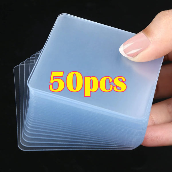 Una mano sostiene una pila de 50 almohadillas adhesivas nano dobles y resistentes.