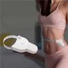 Une femme porte une bande de mesure télescopique blanche autour de sa taille.