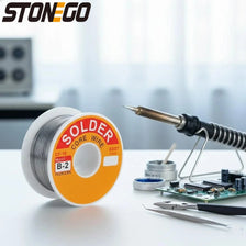 Un rouleau de fil de soudure avec une étiquette jaune indiquant le modèle et le diamètre CF-10, à côté d'outils de soudure.