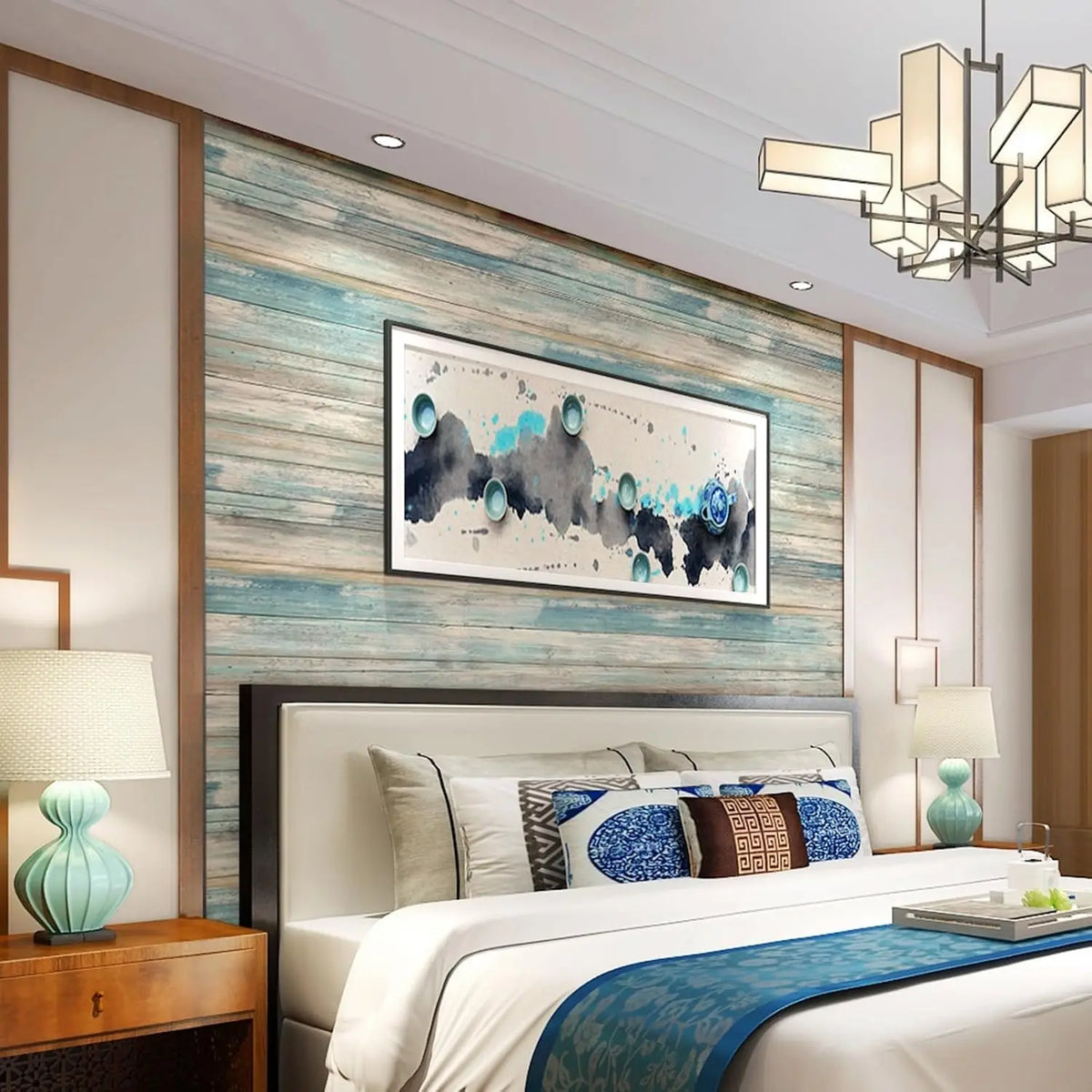 Schlafzimmer mit Bett und blauem Bettzeug sowie einem großen abstrakten Kunstwerk an der Wand.