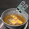 Thermomètre numérique à viande et nourriture avec une sonde insérée dans une poêle d'huile ou de liquide de cuisson.