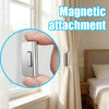 Nahaufnahme einer Hand, die eine magnetische Gardinenklammer an einen Fensterrahmen befestigt.
