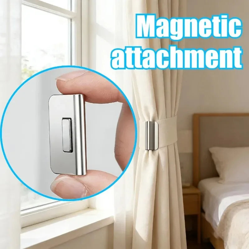 Nahaufnahme einer Hand, die eine magnetische Gardinenklammer an einen Fensterrahmen befestigt.