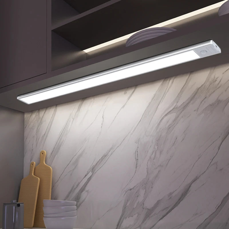 Moderne Küchenschublade mit linearer LED-Beleuchtung unter dem Schrank.
