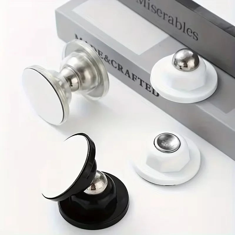 Un bloqueur de porte magnétique argenté est montré à côté d'une version noire sur une surface blanche.