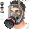 Mann mit grauem Industriegasmaske und schwarzer Filterpatrone sowie Schutzsilikon-Ohrriemen.