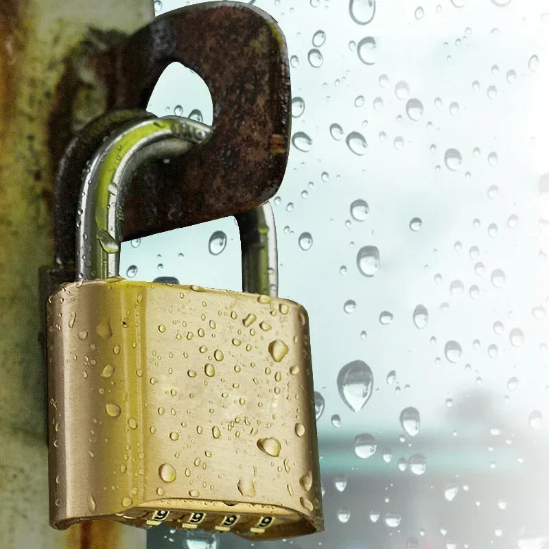 Nahaufnahme eines messingfarbenen, robusten Kombinationsverschlusses mit Ketten, nass von Regentropfen.