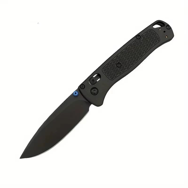Un couteau pliable noir avec poignée texturée et lame affûtée.