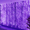 Guirnalda de luces LED moradas con luces de hadas iluminando una ventana o fondo.