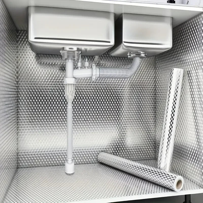 Gros plan de vinyles d'aluminium autocollants installés sur une surface blanche.