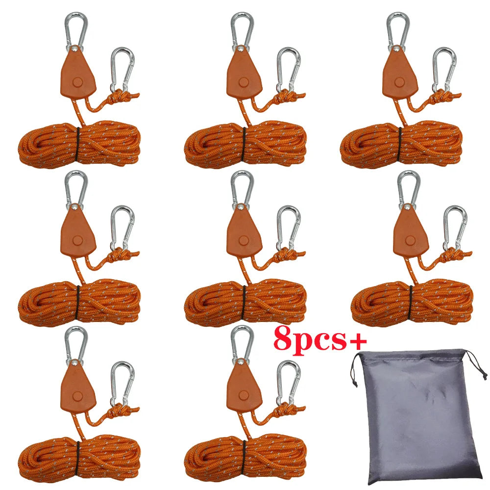 Set von acht verstellbaren orangefarbenen Campingseilen für Zelte und Markisen mit Metallverschlüssen