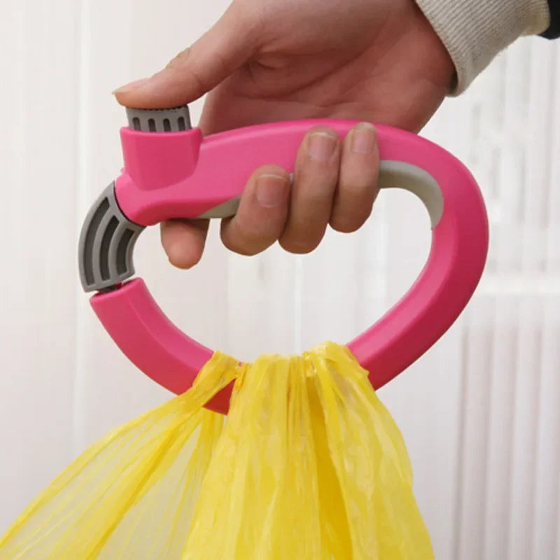 Una mano sostiene un transportador ergonómico de bolsa de supermercado rosa con agarre gris sobre una bolsa amarilla.
