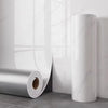 Rouleau cylindrique blanc d'autocollants imitation marbre adhésifs pour murs sur fond gris clair.