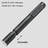 Lampe torche LED noire à poche avec fonction zoom, illustrant les capacités d'agrandissement.
