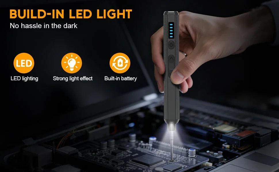 Eine Hand hält ein graues Mini-Akku-Schraubendreher-Set mit integrierter LED, positioniert über eine elektronische Platine.
