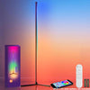 Lampe sur pied élancée avec affichage LED RVB vertical contre un fond dégradé.