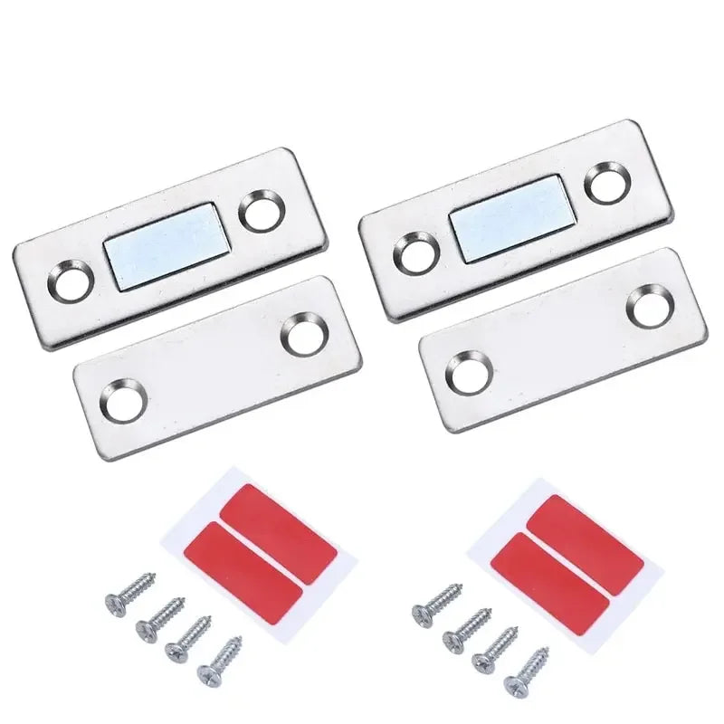 Quatre loquets de porte magnétiques argentés et quatre vis correspondantes.